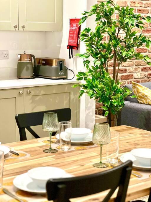 Brand New Apt - Beach Breeze Spacious 1-Bedroom Apartment With Parking - Sleeps 4 Ppl- Internet Bournemouth Eksteriør billede