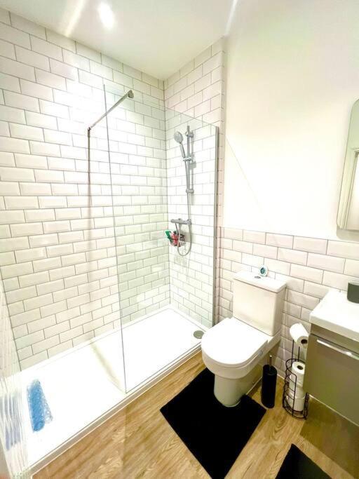 Brand New Apt - Beach Breeze Spacious 1-Bedroom Apartment With Parking - Sleeps 4 Ppl- Internet Bournemouth Eksteriør billede
