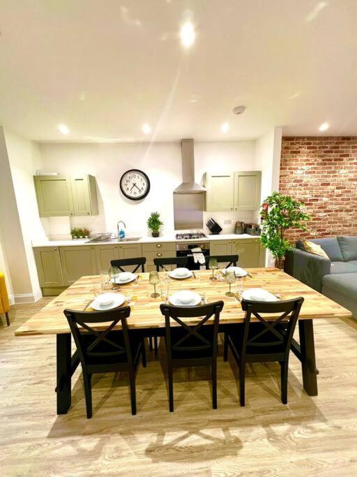 Brand New Apt - Beach Breeze Spacious 1-Bedroom Apartment With Parking - Sleeps 4 Ppl- Internet Bournemouth Eksteriør billede