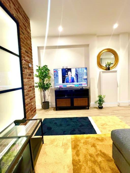 Brand New Apt - Beach Breeze Spacious 1-Bedroom Apartment With Parking - Sleeps 4 Ppl- Internet Bournemouth Eksteriør billede