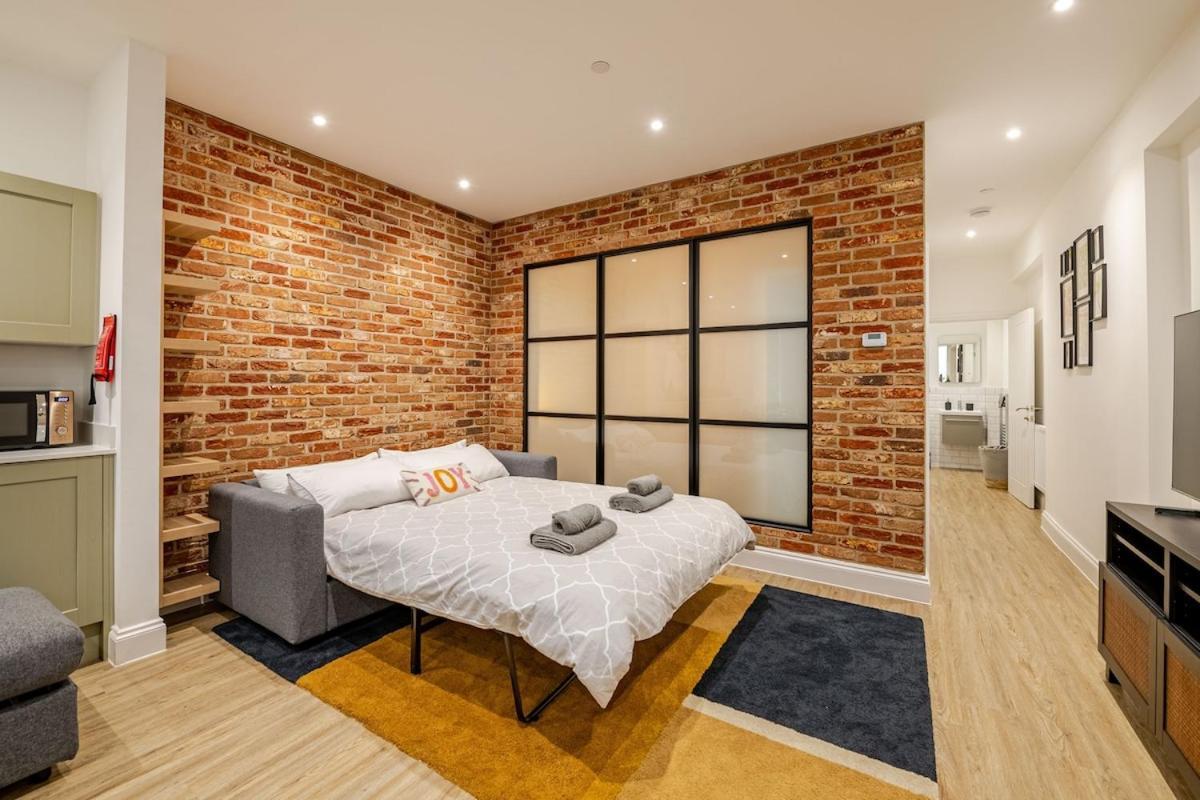 Brand New Apt - Beach Breeze Spacious 1-Bedroom Apartment With Parking - Sleeps 4 Ppl- Internet Bournemouth Eksteriør billede