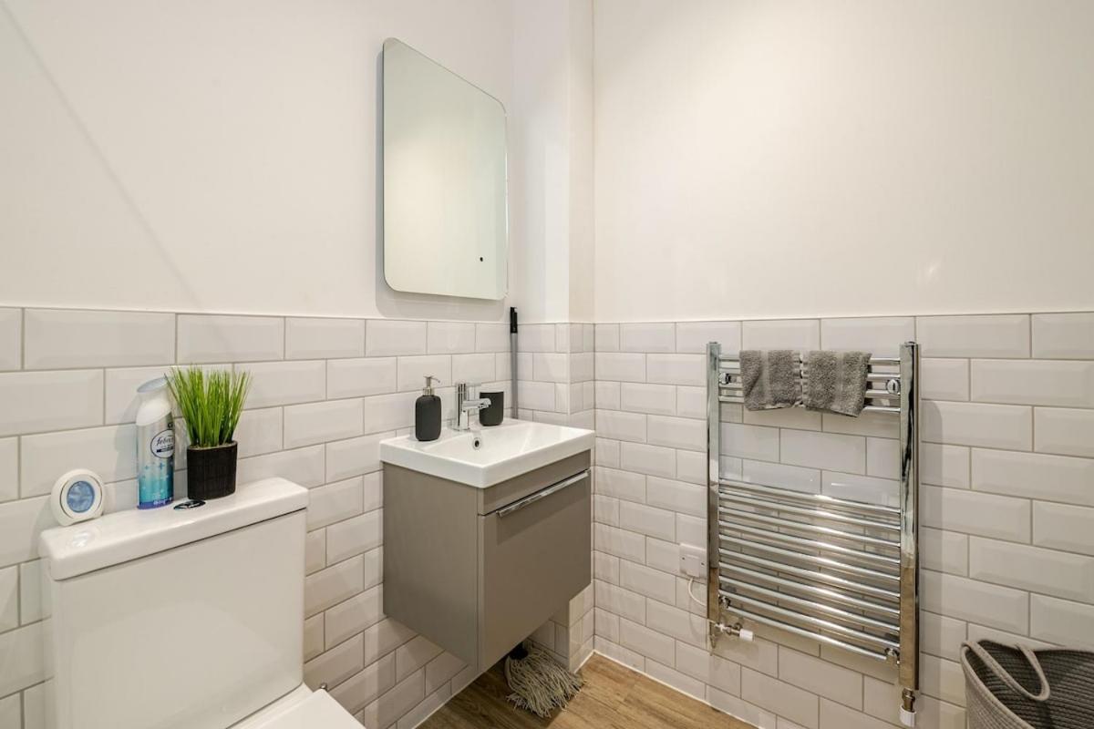 Brand New Apt - Beach Breeze Spacious 1-Bedroom Apartment With Parking - Sleeps 4 Ppl- Internet Bournemouth Eksteriør billede