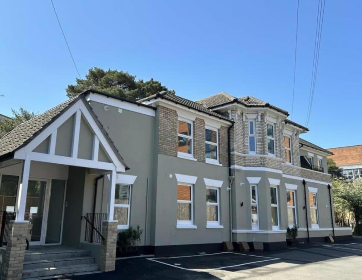 Brand New Apt - Beach Breeze Spacious 1-Bedroom Apartment With Parking - Sleeps 4 Ppl- Internet Bournemouth Eksteriør billede