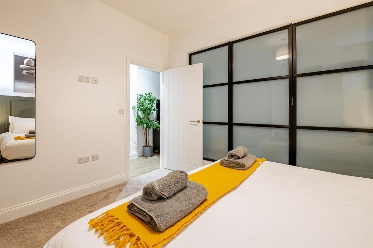 Brand New Apt - Beach Breeze Spacious 1-Bedroom Apartment With Parking - Sleeps 4 Ppl- Internet Bournemouth Eksteriør billede