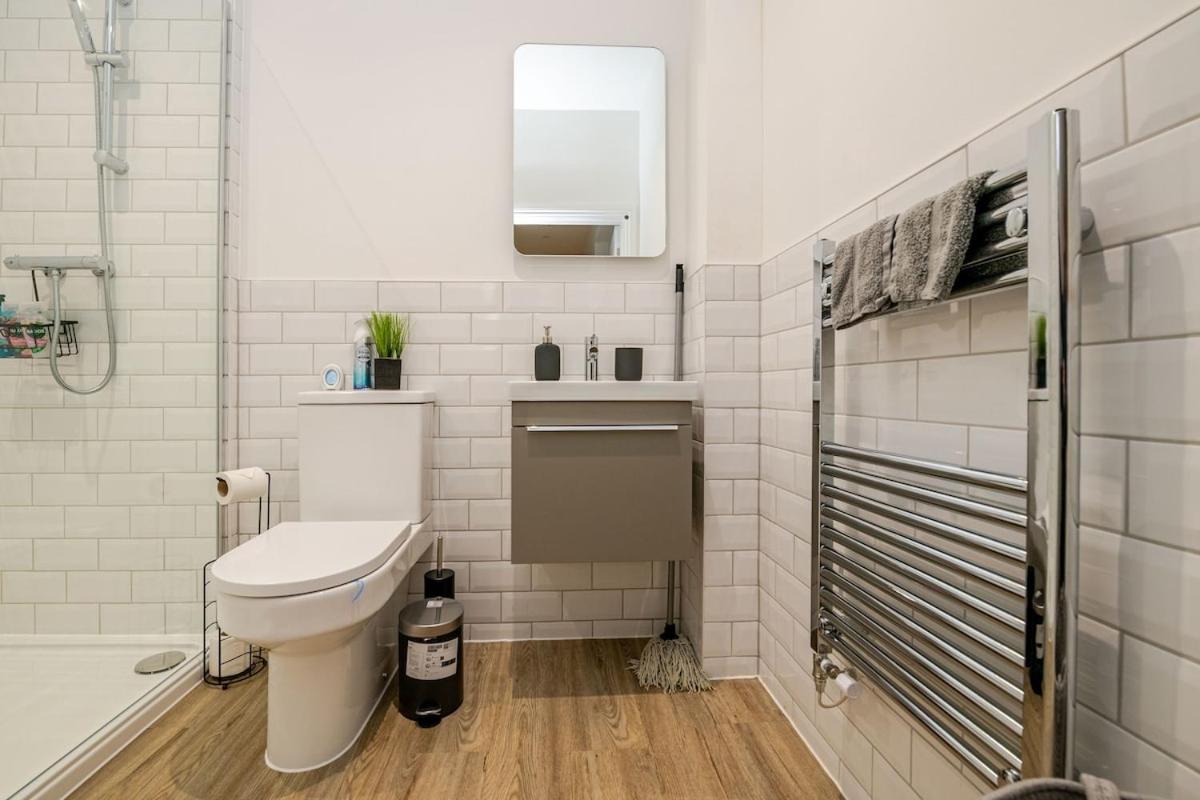 Brand New Apt - Beach Breeze Spacious 1-Bedroom Apartment With Parking - Sleeps 4 Ppl- Internet Bournemouth Eksteriør billede