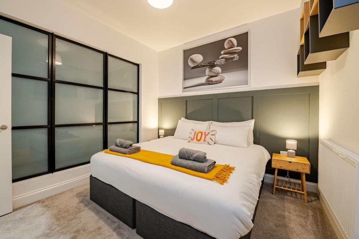 Brand New Apt - Beach Breeze Spacious 1-Bedroom Apartment With Parking - Sleeps 4 Ppl- Internet Bournemouth Eksteriør billede