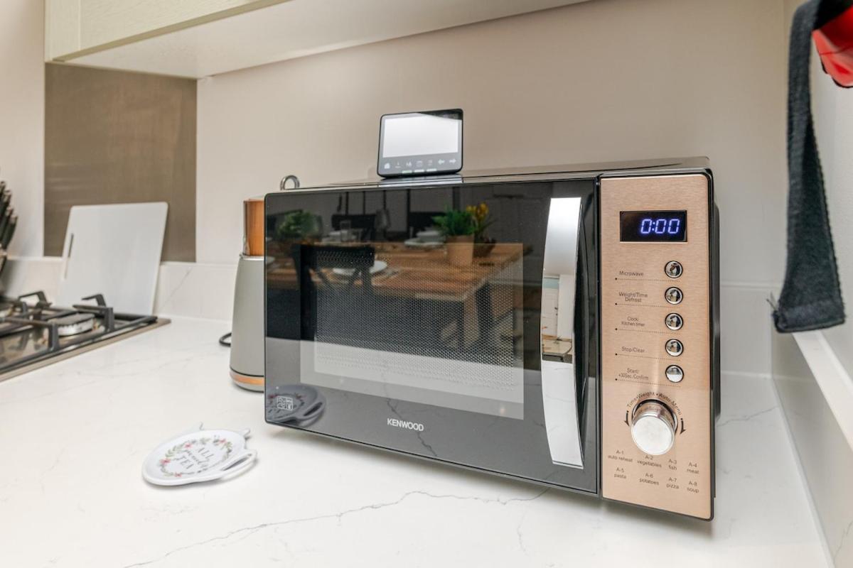 Brand New Apt - Beach Breeze Spacious 1-Bedroom Apartment With Parking - Sleeps 4 Ppl- Internet Bournemouth Eksteriør billede