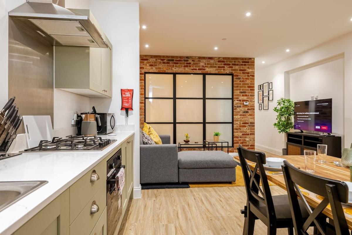 Brand New Apt - Beach Breeze Spacious 1-Bedroom Apartment With Parking - Sleeps 4 Ppl- Internet Bournemouth Eksteriør billede
