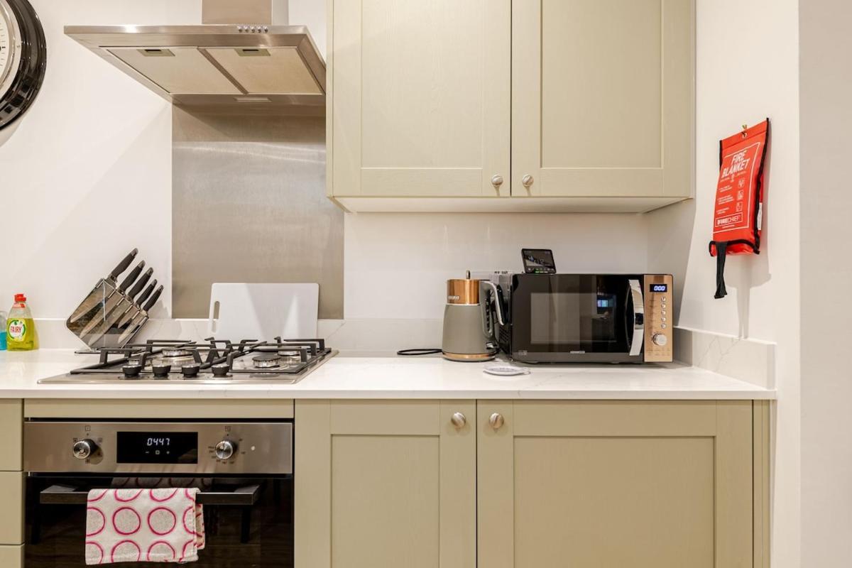 Brand New Apt - Beach Breeze Spacious 1-Bedroom Apartment With Parking - Sleeps 4 Ppl- Internet Bournemouth Eksteriør billede