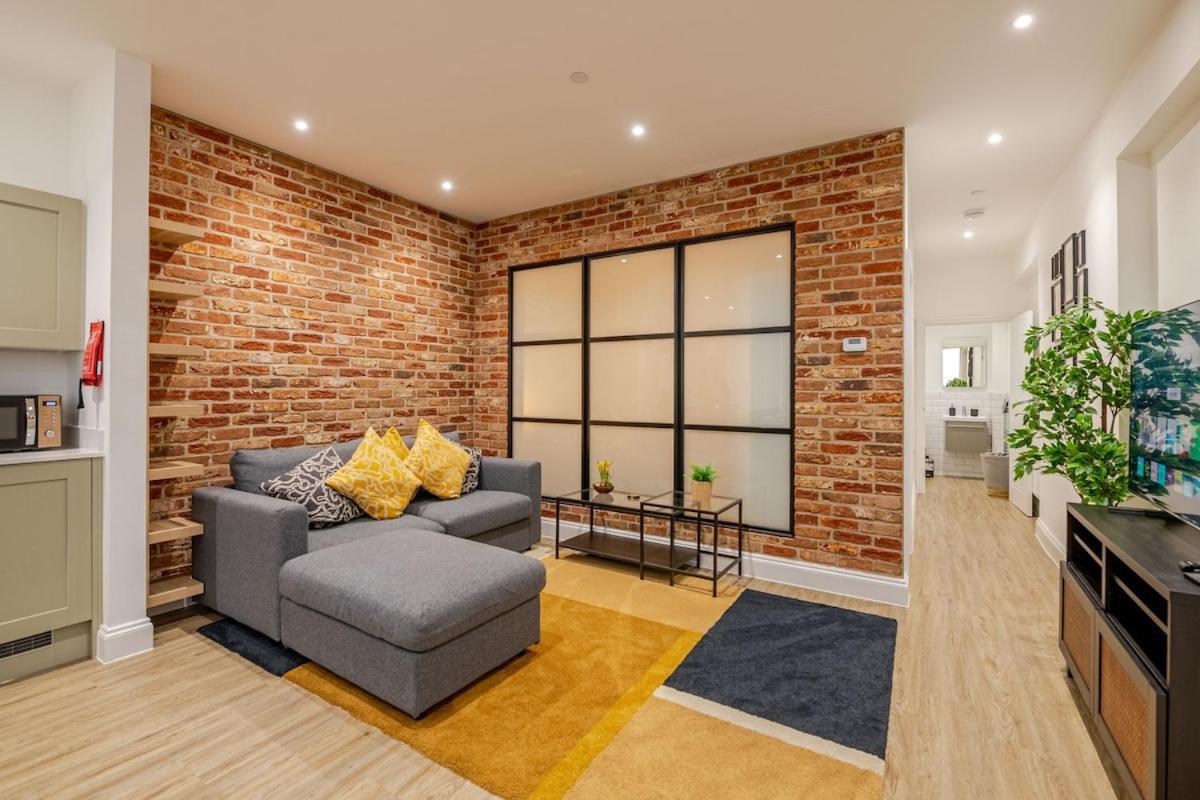 Brand New Apt - Beach Breeze Spacious 1-Bedroom Apartment With Parking - Sleeps 4 Ppl- Internet Bournemouth Eksteriør billede