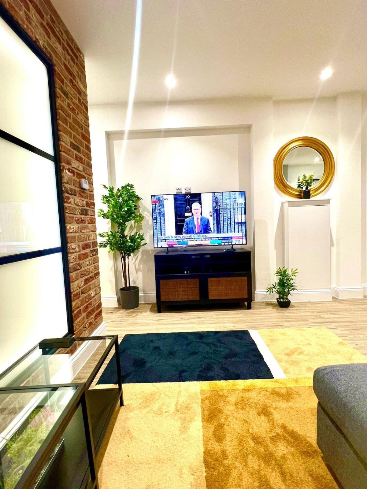 Brand New Apt - Beach Breeze Spacious 1-Bedroom Apartment With Parking - Sleeps 4 Ppl- Internet Bournemouth Eksteriør billede