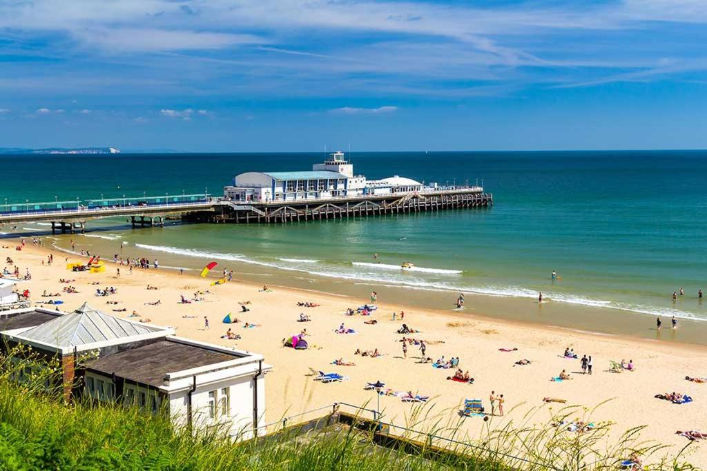 Brand New Apt - Beach Breeze Spacious 1-Bedroom Apartment With Parking - Sleeps 4 Ppl- Internet Bournemouth Eksteriør billede