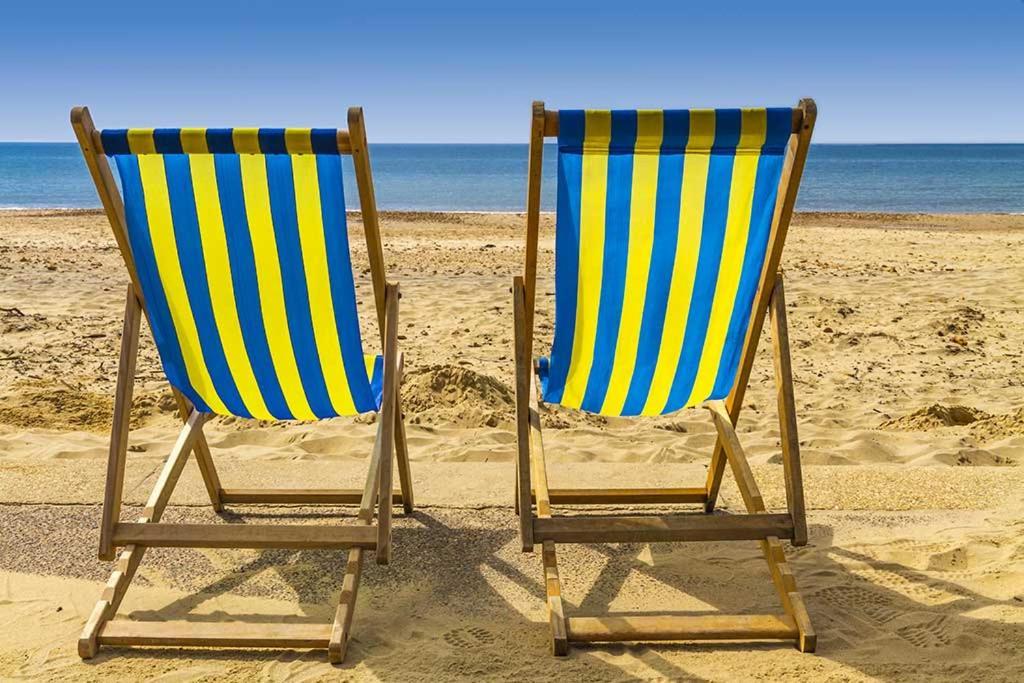 Brand New Apt - Beach Breeze Spacious 1-Bedroom Apartment With Parking - Sleeps 4 Ppl- Internet Bournemouth Eksteriør billede
